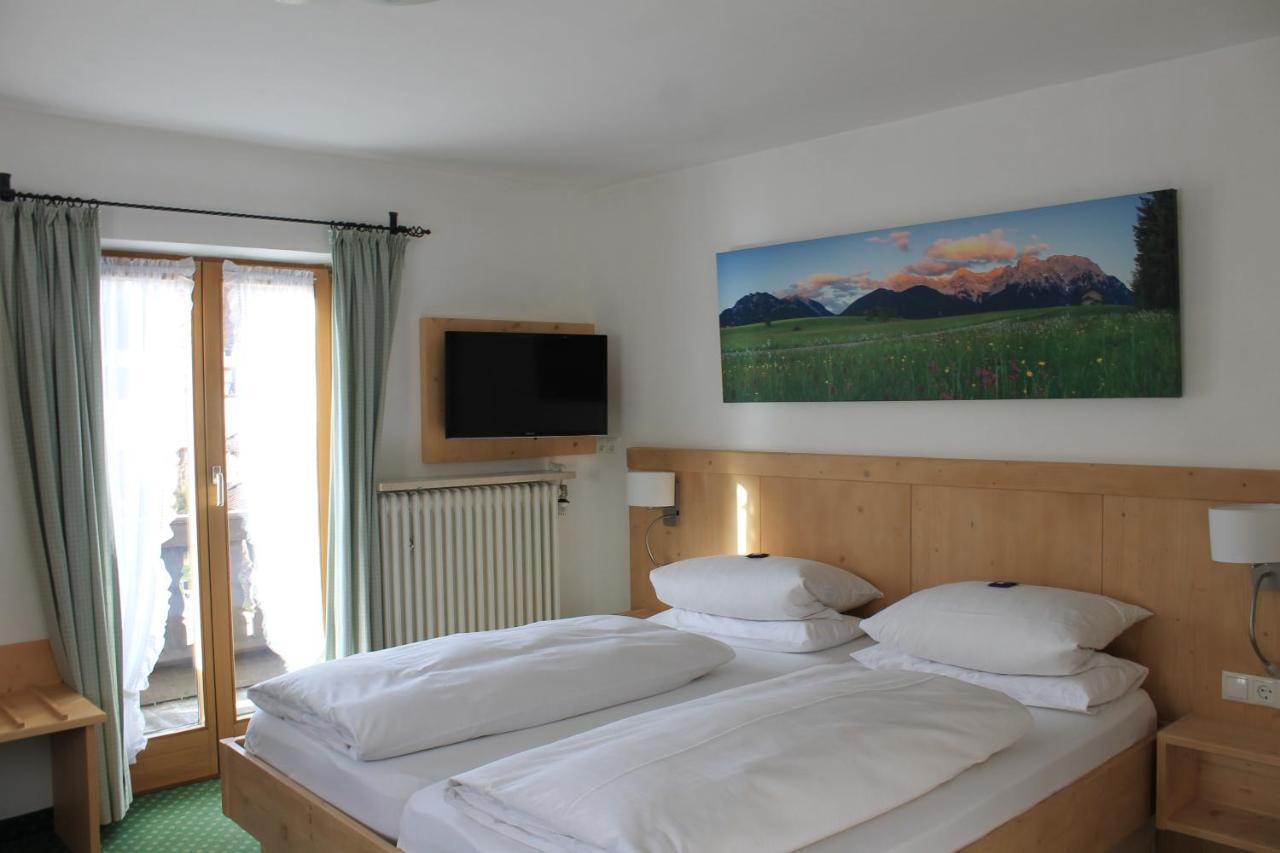 Fruehstueckspension Gaestehaus Zum Weissen Roessl Wallgau Esterno foto
