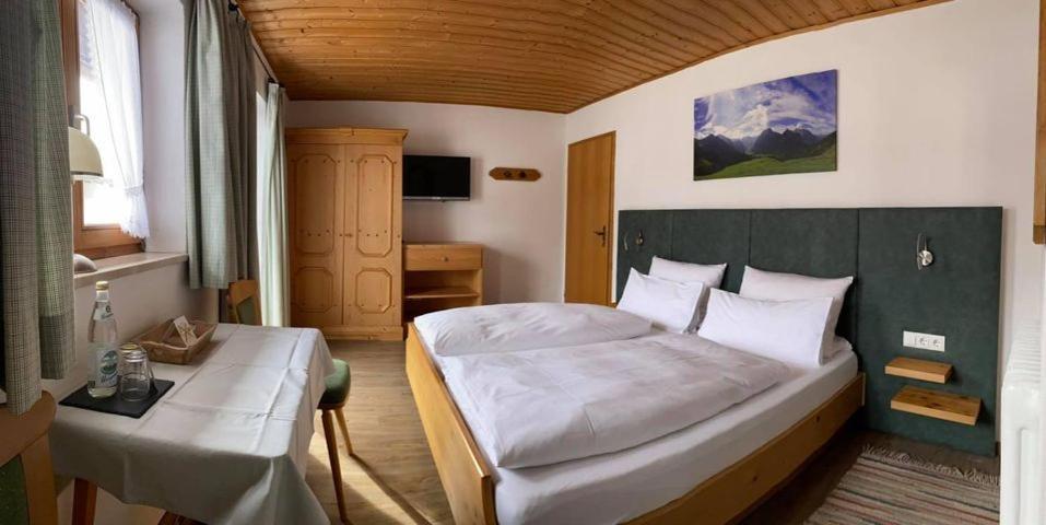 Fruehstueckspension Gaestehaus Zum Weissen Roessl Wallgau Esterno foto